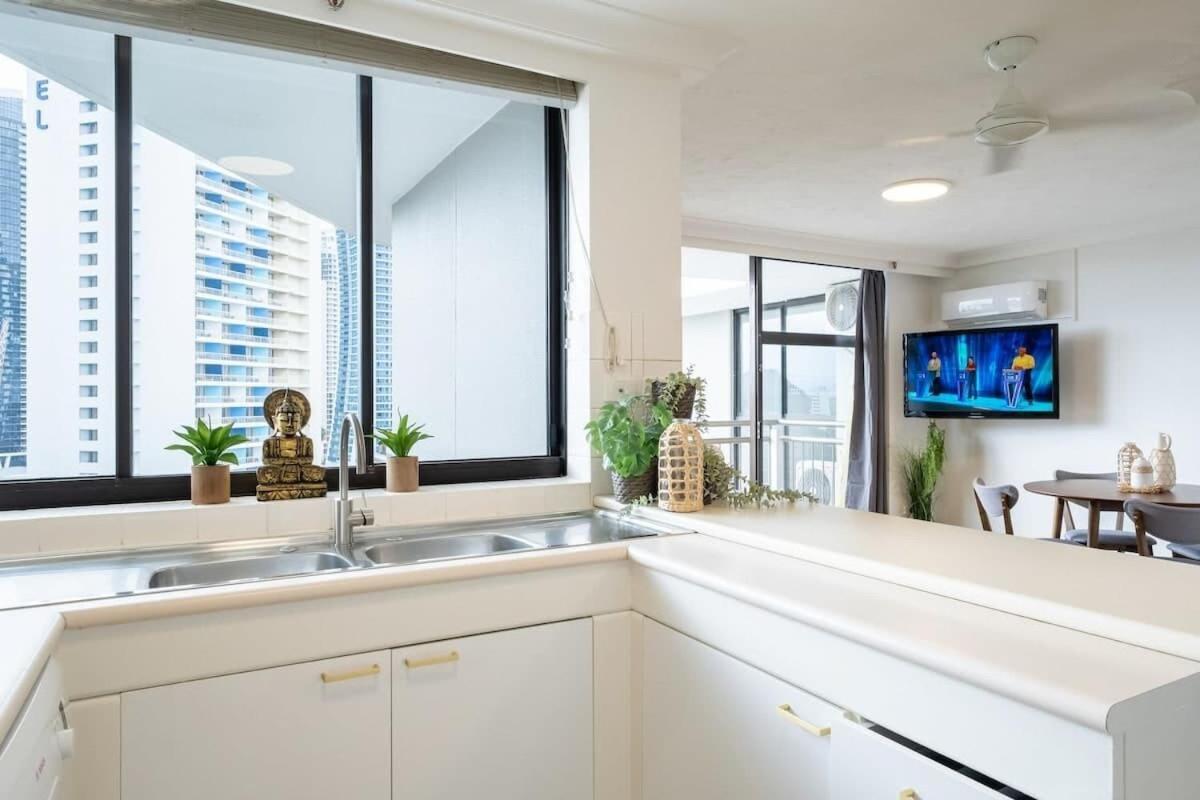 Apartment High Level 1br 1 Min To Gold Coast
