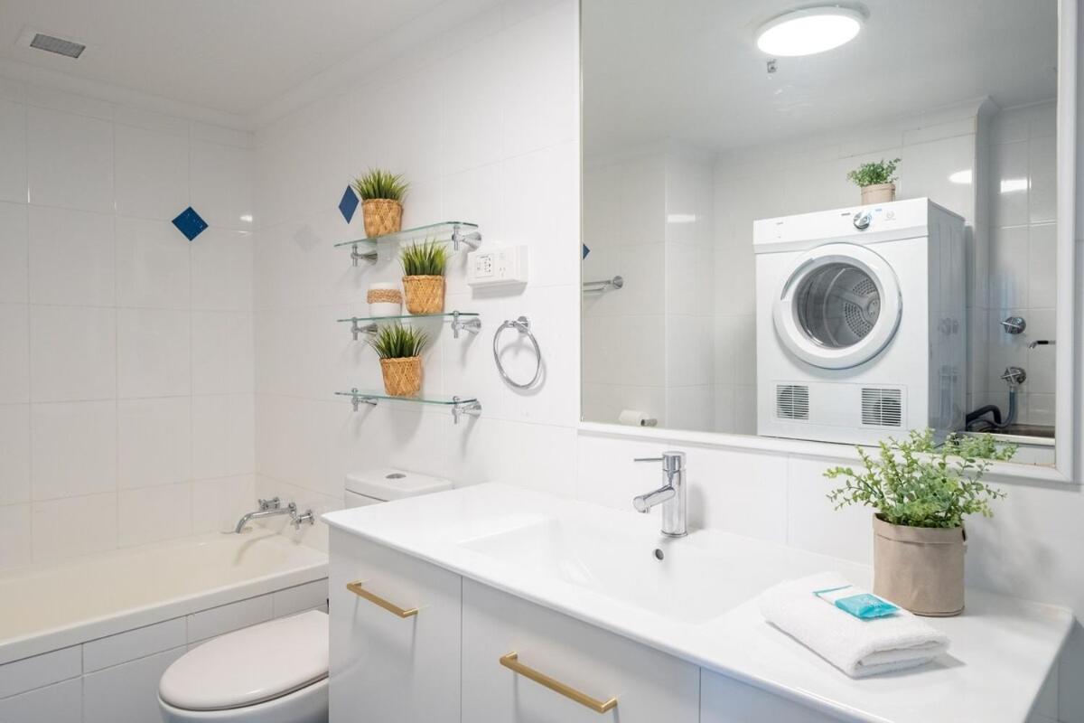 Apartment High Level 1br 1 Min To Gold Coast